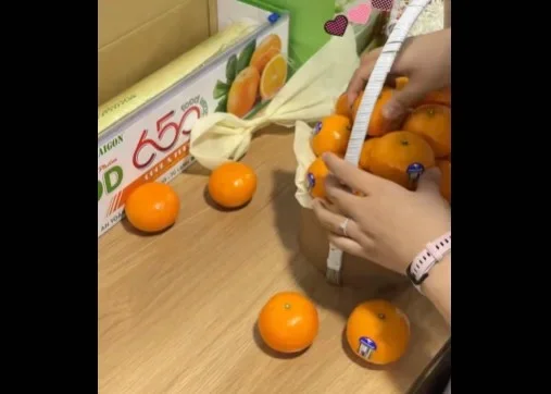 Hướng dẫn cách bọc giỏ hoa quả bằng màng bọc thực phẩm dễ làmHướng dẫn cách bọc giỏ hoa quả bằng màng bọc thực phẩm dễ làm