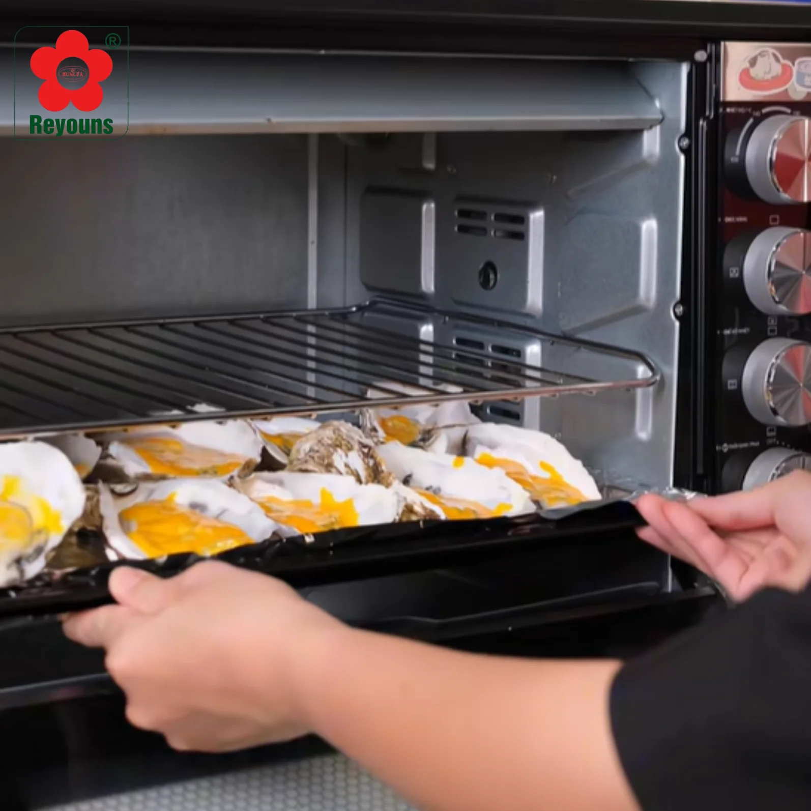 Bật mí cách làm hàu nướng sốt trứng muối tại nhà ngon ngất ngây