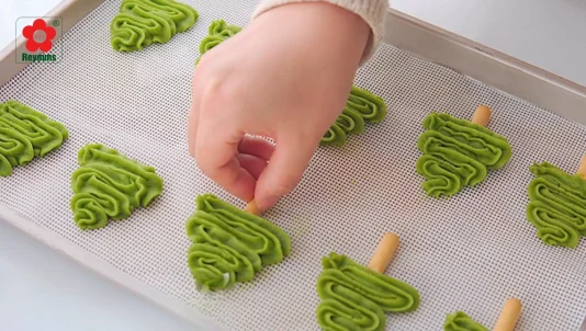 Cách làm bánh quy hình cây thông Noel giòn thơm, đẹp mắt tại nhà