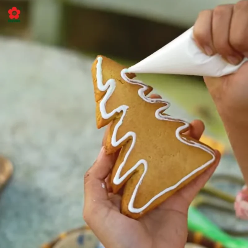 Cách làm bánh quy hình cây thông Noel giòn thơm, đẹp mắt tại nhà