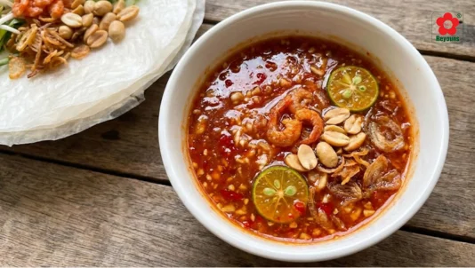 Cách làm nước sốt bánh tráng trộn bằng tương ớt ngon cay siêu ngon