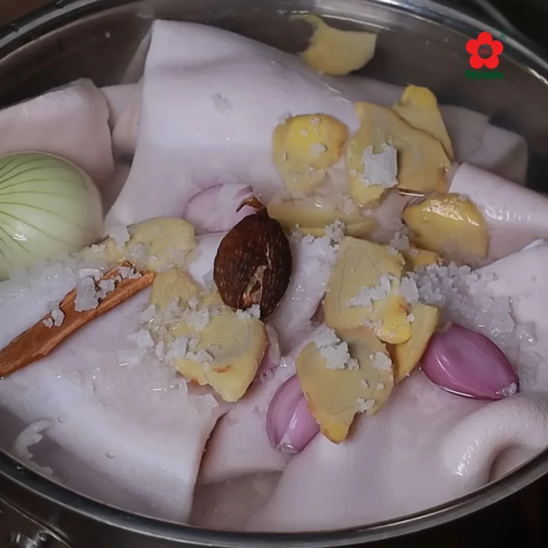 Cách làm giò thủ bằng màng bọc thực phẩm đơn giản, không cần khuôn