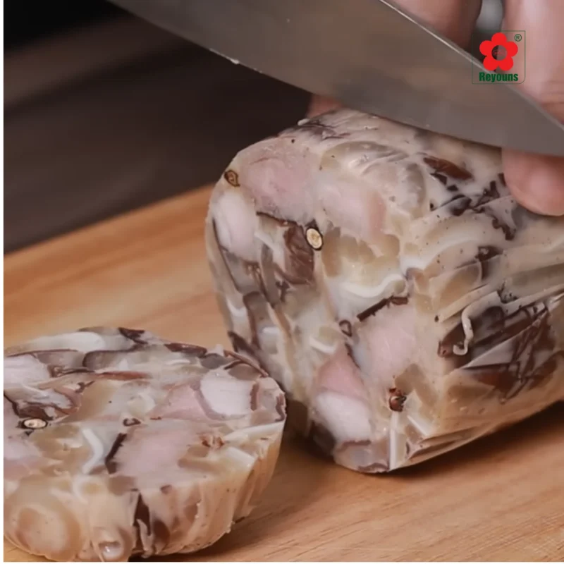 Cách làm giò thủ bằng màng bọc thực phẩm đơn giản, không cần khuôn