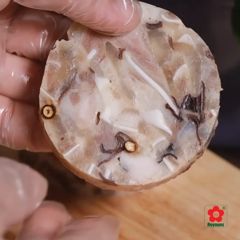 Cách làm giò thủ bằng màng bọc thực phẩm đơn giản, không cần khuôn