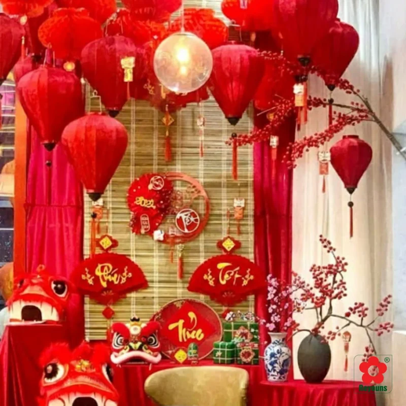 10+ Ý tưởng trang trí Tết cho cửa hàng đẹp, ấn tượng hút khách hiệu quả