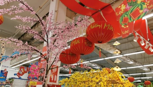 Trang trí Tết cho siêu thị: Ý tưởng đẹp mắt hút khách mua sắm đầu năm
