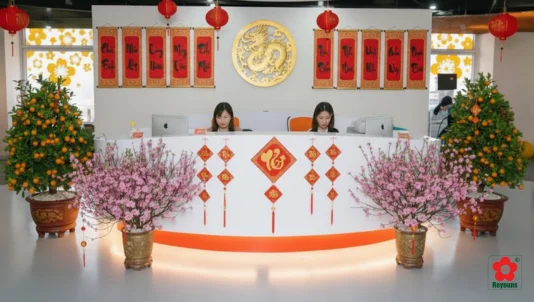 10+ Ý tưởng trang trí Tết quầy lễ tân chuẩn phong thủy, thu hút tài lộc